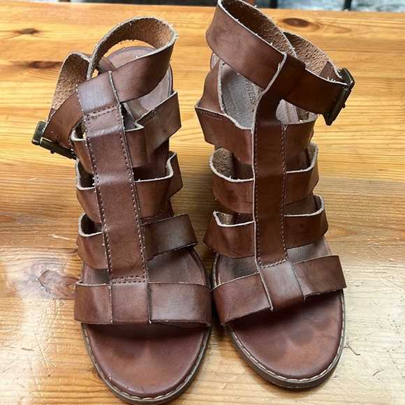 Urban Outfitters Brown Strappy Heels with Chunky Heel - Picture 2 of 10